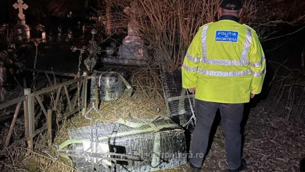 Țigări de contrabandă ascunse în cimitir. Poliția a găsit peste 6.700 de pachete printre morminte